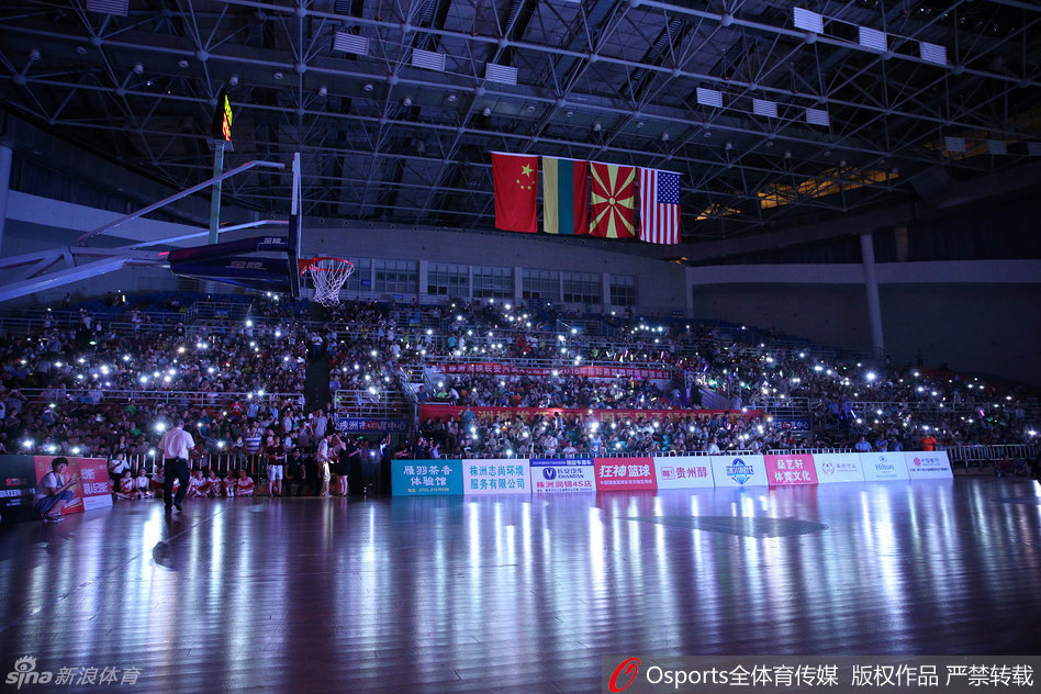 电力恢复后的赛场灯火通明，看台上的球迷高举双手欢呼，那些刚刚发出过光芒的手机此刻被握在手中，像一件件荣耀的勋章。