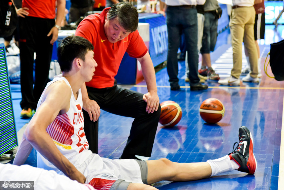 郭艾伦运球突破防线，在人缝中送出一记隐蔽的击地传球，球如同长了眼睛一般找到切入的队友。