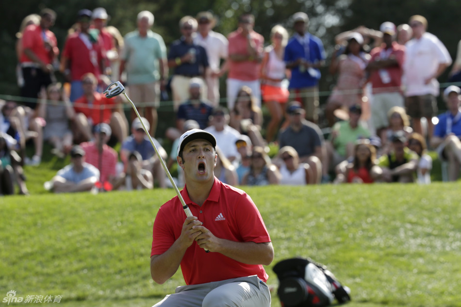 老将维杰辛格在球道上大力开球，身体充分扭转，展现出教科书般的力量感与不朽的竞技状态。