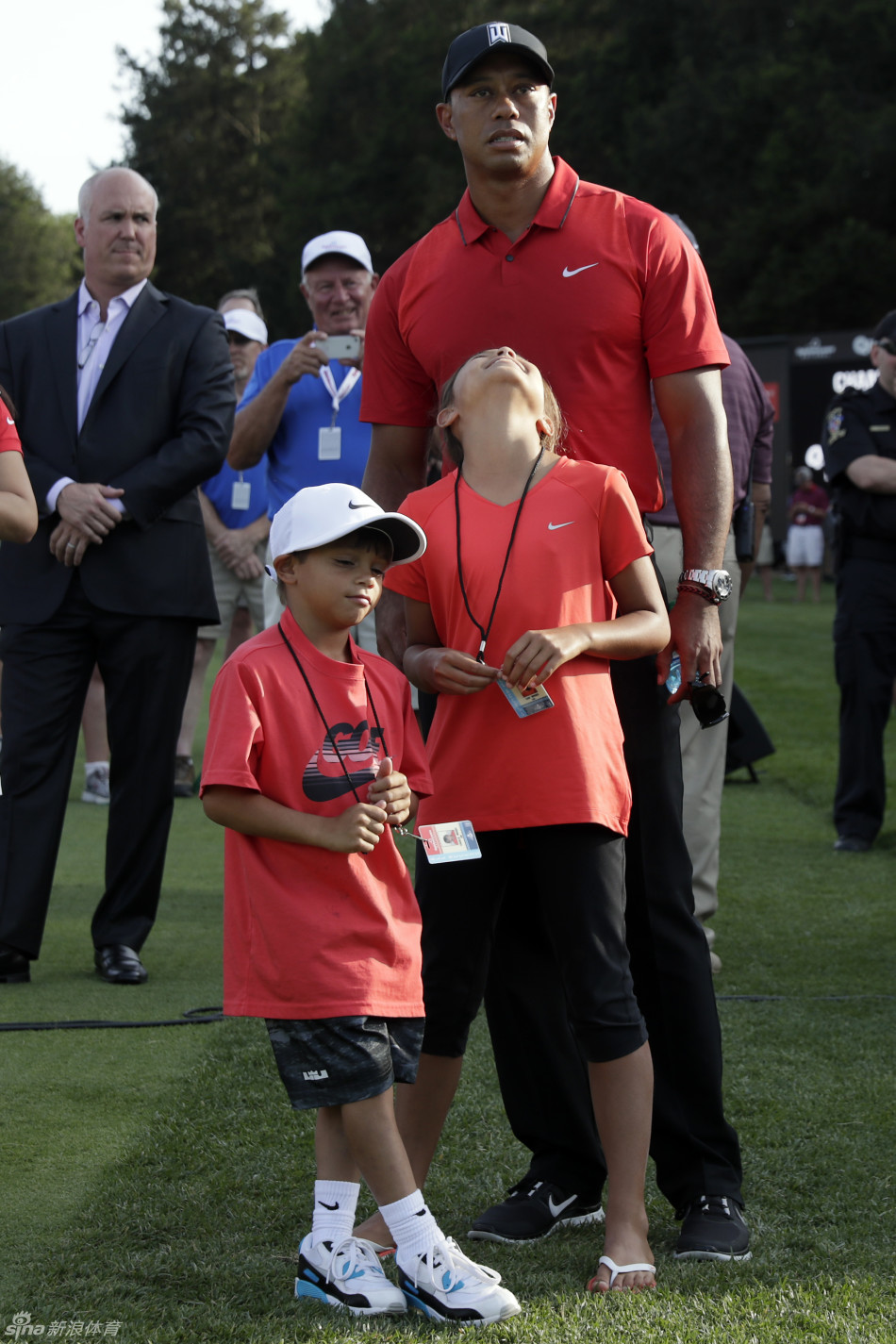 西班牙新星拉姆在比赛中专注地观察果岭推杆线路，稚嫩的脸庞上流露出超越年龄的沉稳与坚毅。