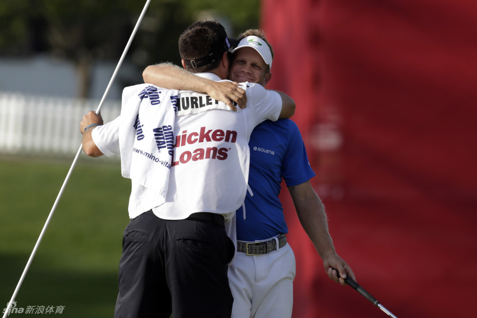 老虎伍兹一左一右牵着自己的一双儿女，背影温馨，展现出这位赛场霸主作为父亲的柔软一面。