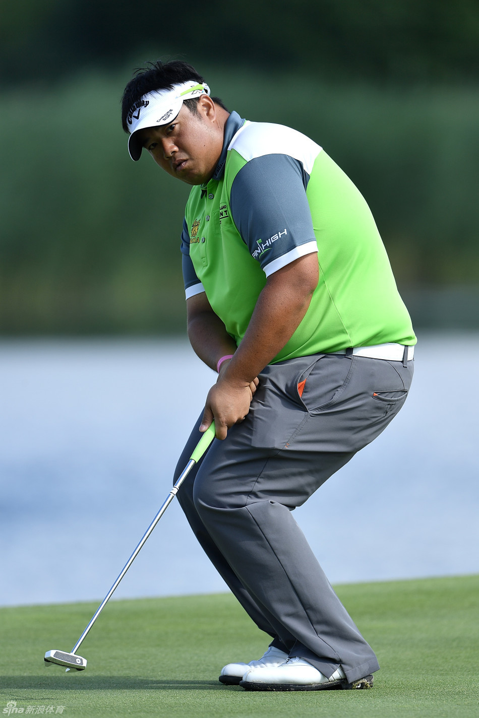 丹麦帅哥托比约·奥利森在比赛中向观众席挥手致意，脸上洋溢着友好的微笑