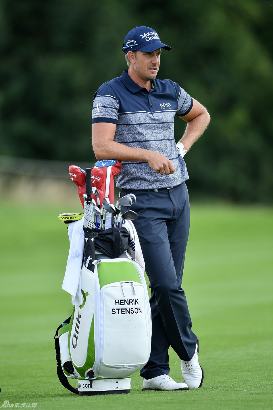 斯滕森在夺冠后激动地亲吻妻子，将胜利的喜悦与最亲密的家人分享