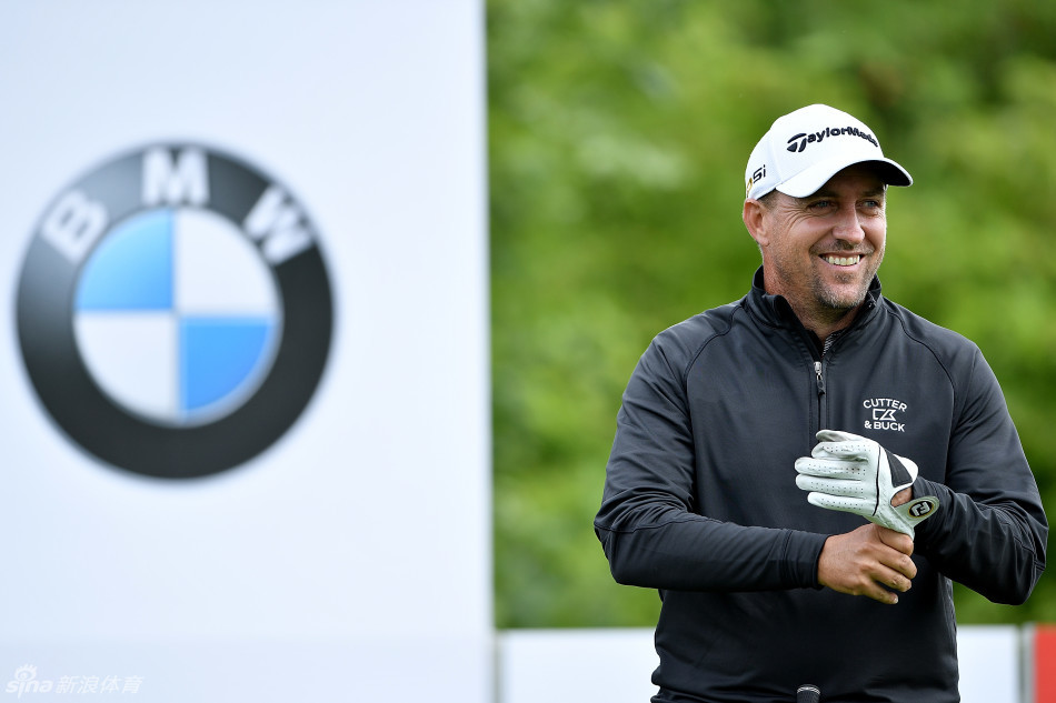 斯滕森独自坐在休息处，手握球杆陷入沉思，仿佛在复盘比赛或规划下一步行动