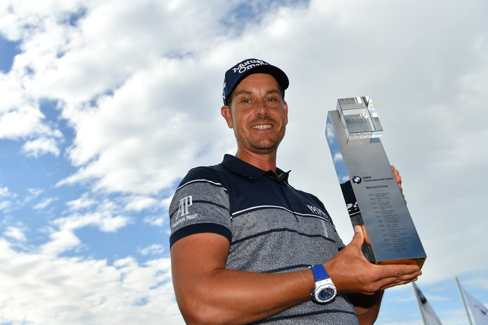 亨里克·斯滕森手捧冠军奖杯，面露释然而自豪的微笑，结束了长达两年的等待