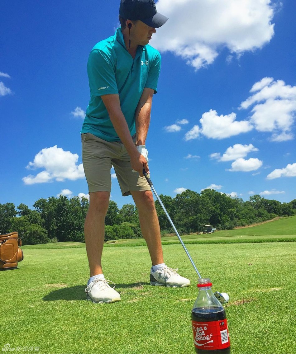 球星模仿着瑜伽姿势，背后是同样姿态优雅、正在休憩的老虎