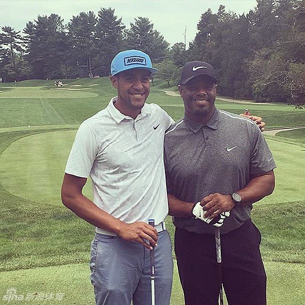 球星与家人同行，孩子在温顺动物区开心地喂养伸过头来的长颈鹿