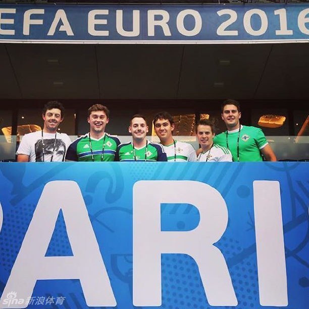 高尔夫球星在野生动物园自驾车中，面带惊喜地望向窗外不远处漫步的雄狮