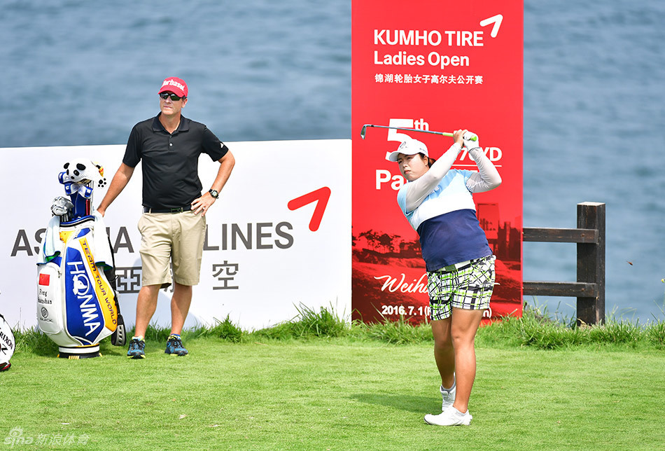 冯珊珊神情专注地进行铁杆击球练习，身姿沉稳，眼神锐利地望向目标落点。