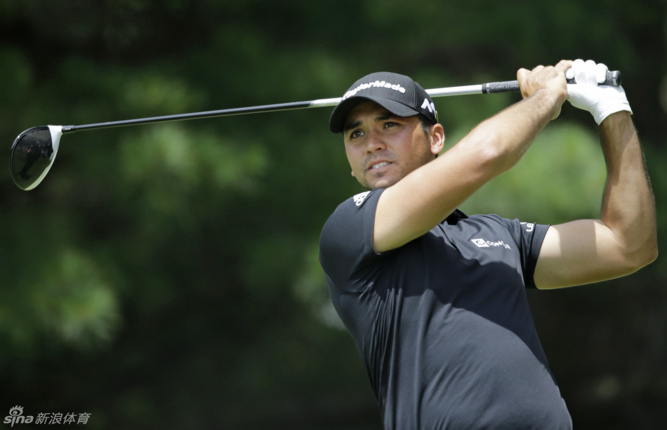 乔丹·斯皮思与他的球童在球道旁躬身，聚精会神地研究推杆线路，试图化解困局。