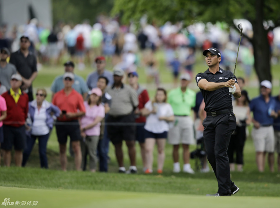 简森·戴伊大力开球，身体充分扭转，展现出世界第一球王的力量与霸气。