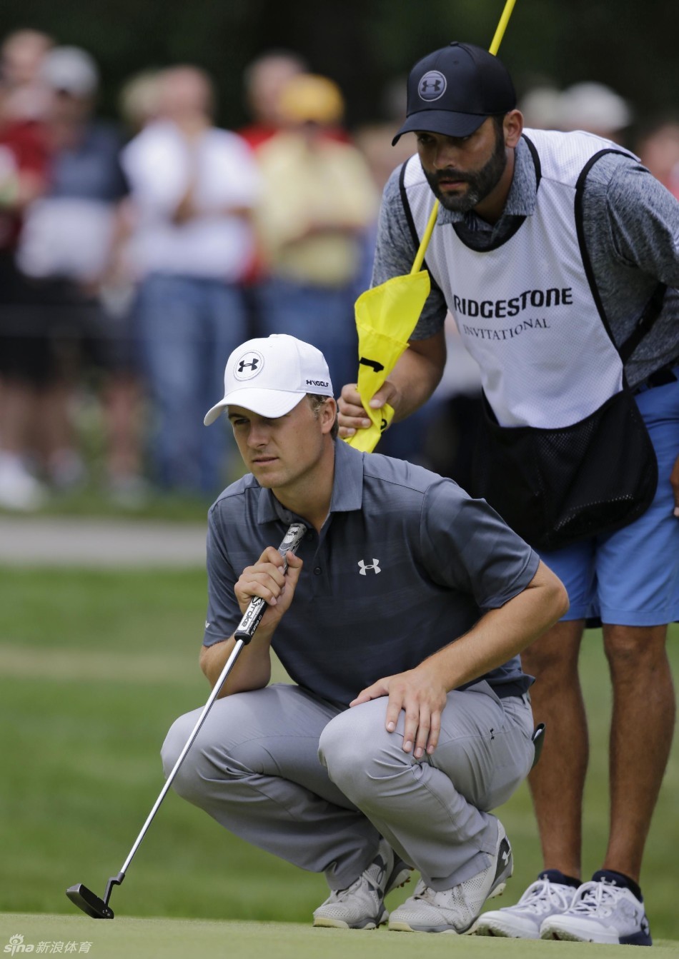 简森·戴伊俯身进行关键一推，全场寂静，这一杆将决定冠军的归属。