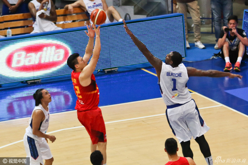 裁判果断指向场外，睢冉面对驱逐决定，表情由愤怒转为无奈，低头走向球员通道，留下一个落寞的背影。