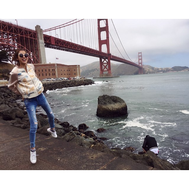 陈露和王仕鹏的妻子李跑一起现身NBA总决赛现场，闺蜜二人对着镜头开心自拍，记录下这激动人心的“看球路上”的每一刻。