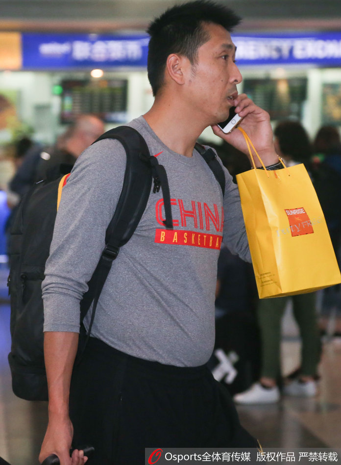 胡雪峰与睢冉两位后卫走出机场，面对镜头露出腼腆的微笑，行李车上满载着这趟海外征程的收获。