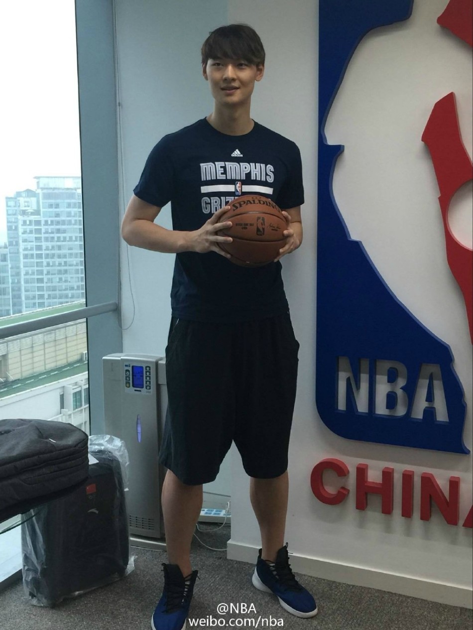 身披灰熊战袍，王哲林在NBA中国总部留下了梦开始的第一张定格，笑容里满是对未来的憧憬。