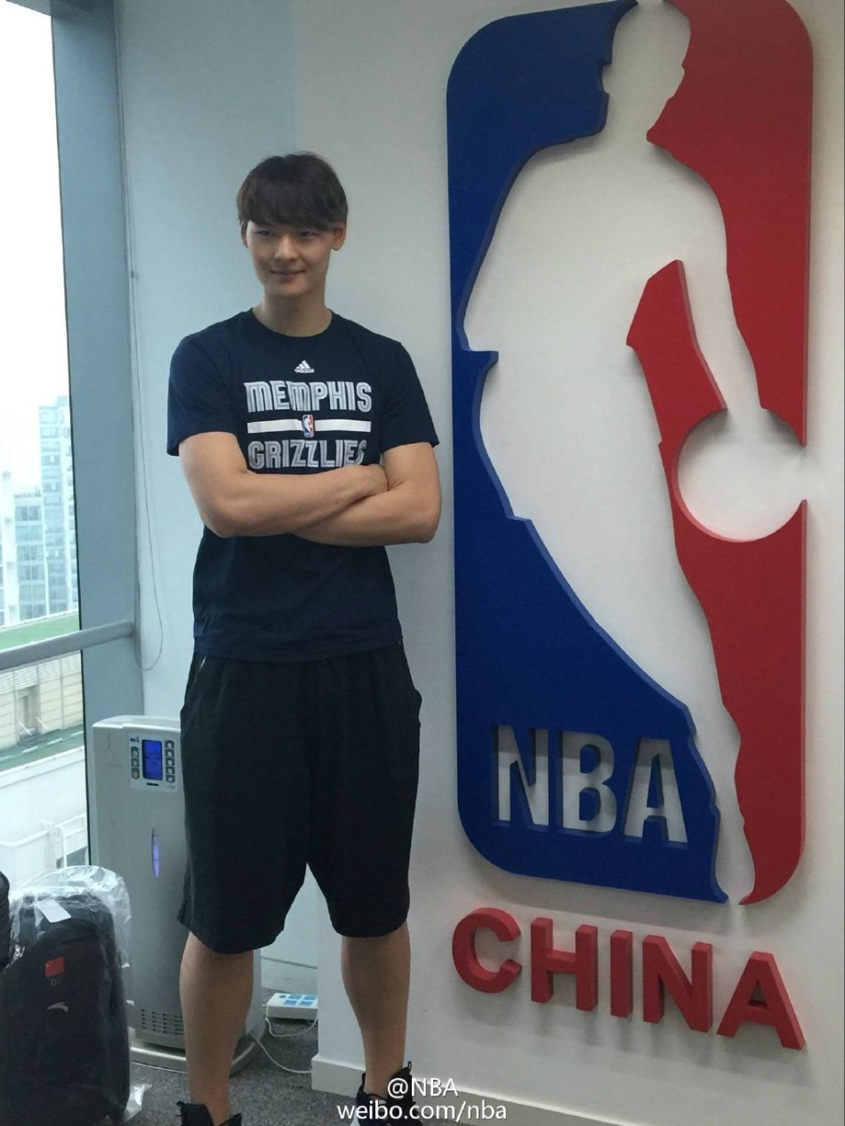 王哲林穿灰熊T恤参观NBA中国总部 -- 佛山E家|佛山信息网|顺德信息网|第一综合信息门户网-FSEHOME.COM