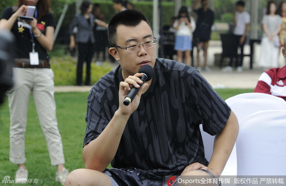 听了李晓旭的玩笑话，韩德君忍俊不禁，两人目光相对，愉快地交谈起来，发布会的气氛变得轻松活跃。