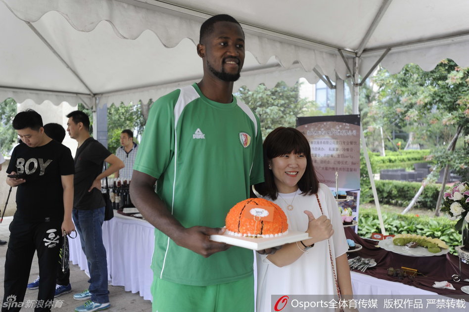 郭士强率队员出席沈阳国际男篮精英赛发布会 