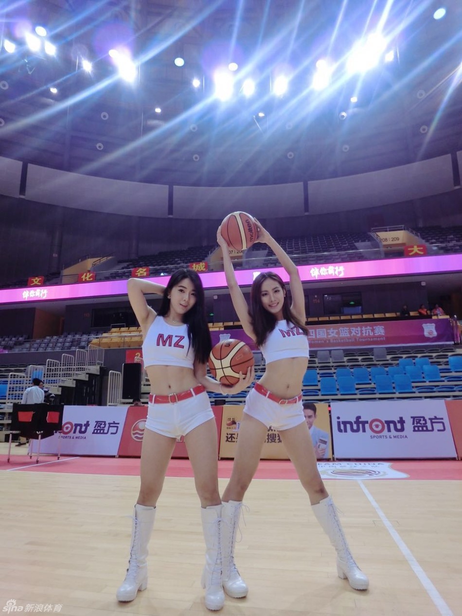 比赛暂停间隙，篮球宝贝们迅速在场上列队，整齐划一的动作与专注的表情，展现出职业啦啦队的专业素养