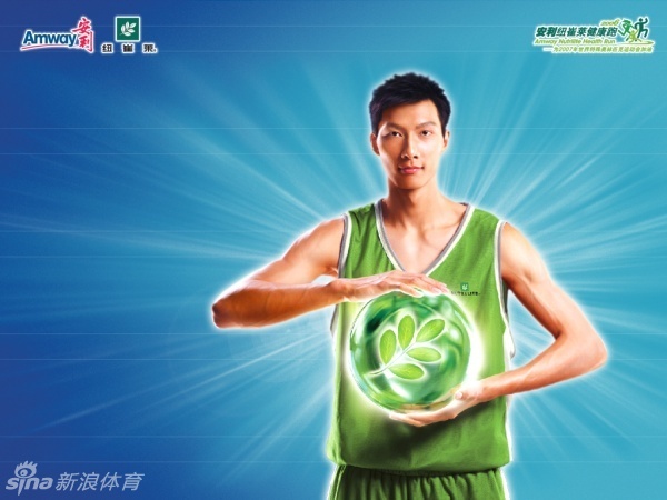 色彩缤纷的安利纽崔莱蛋白粉和维生素产品摆放在阳光下，旁边是一份营养均衡的早餐，象征着从过去到现在的健康理念传承。