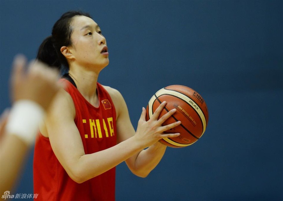 主帅马赫亲自上阵，在内线用身体抵住队员，手把手地教导防守卡位技巧，他的亲力亲为让训练课充满了实战味道。