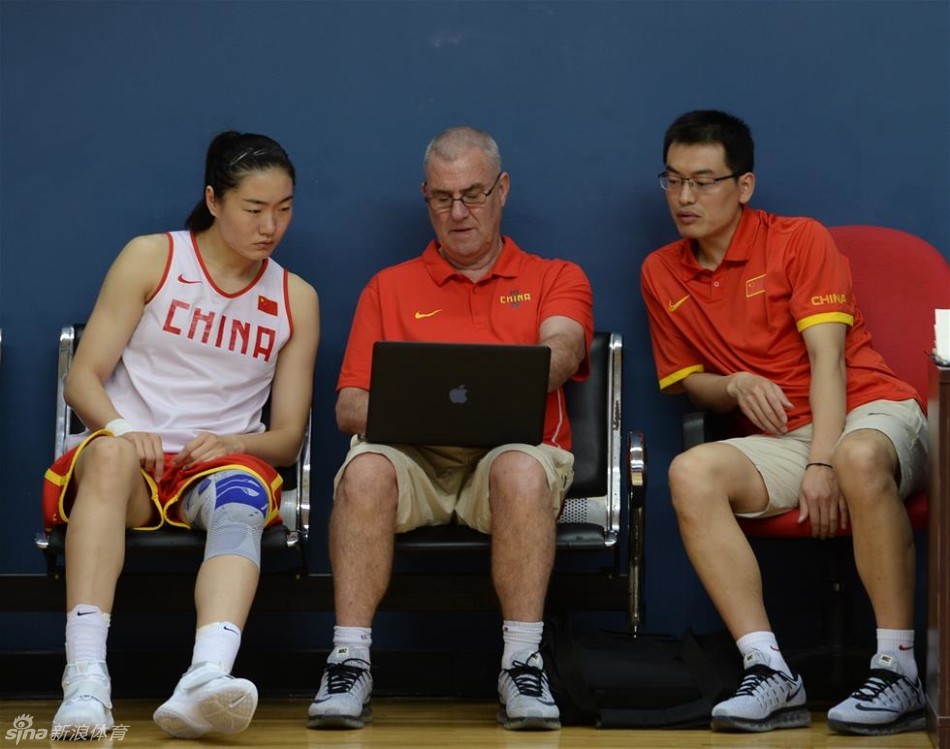 马赫与露雯并肩坐在场边长凳上，两人一同分析着平板电脑中的比赛录像，马赫表情严肃地进行着战术部署。