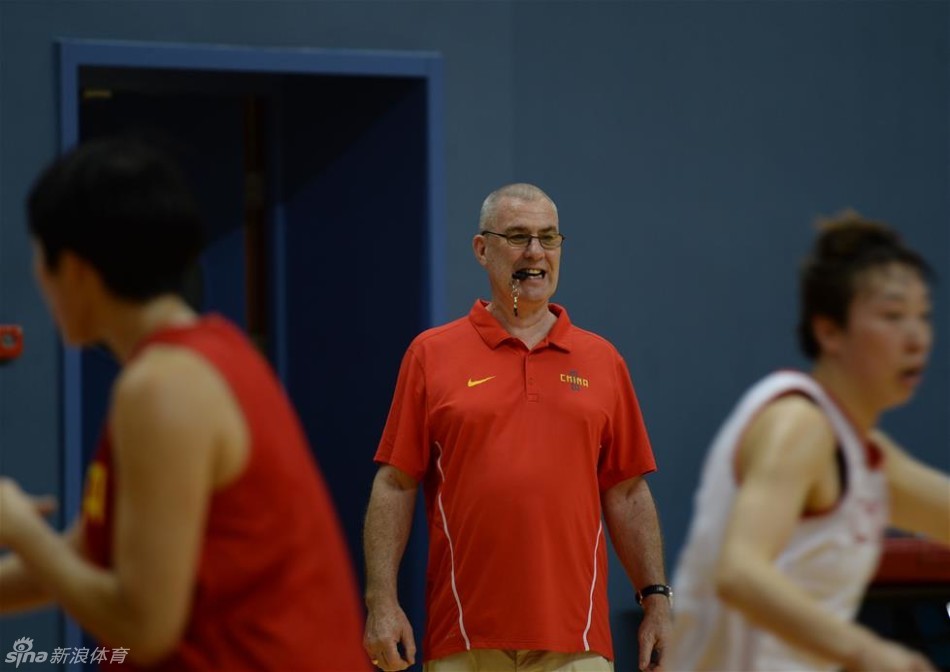 吴迪持球运一步急停，面对防守悍然起速突破，她坚定的眼神和迅捷的步伐成为女篮外线进攻的一个亮点。