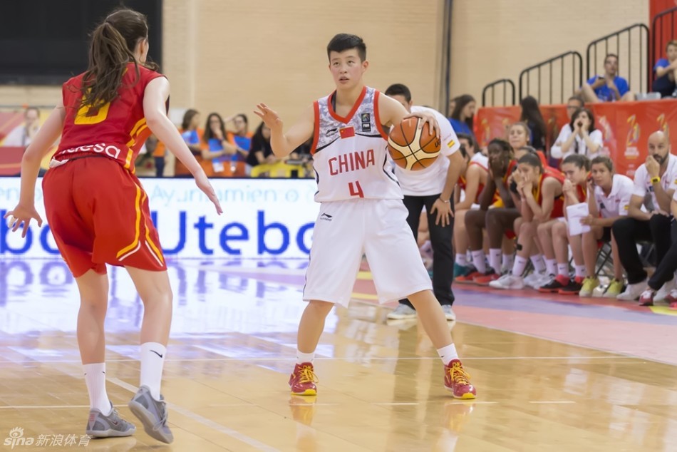 中国队员在进球后兴奋地挥拳怒吼，替补席上的队友全部起立欢呼，整个团队的情绪在这一刻完全释放。