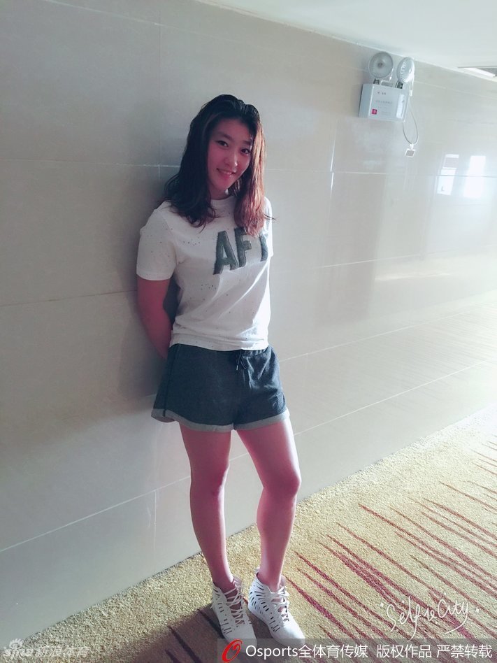 训练间隙，李梦擦去额头的汗水，对着镜头露出一个略带羞涩的笑容，汗水浸湿的刘海下是一张充满胶原蛋白的青春面庞。