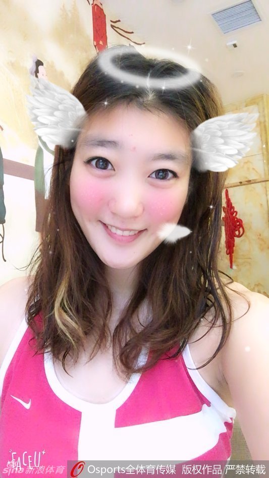 身穿便装的李梦在电梯内对镜自拍，简约的穿搭难掩其高挑的身材，她轻抿嘴唇，模样十分乖巧可爱。