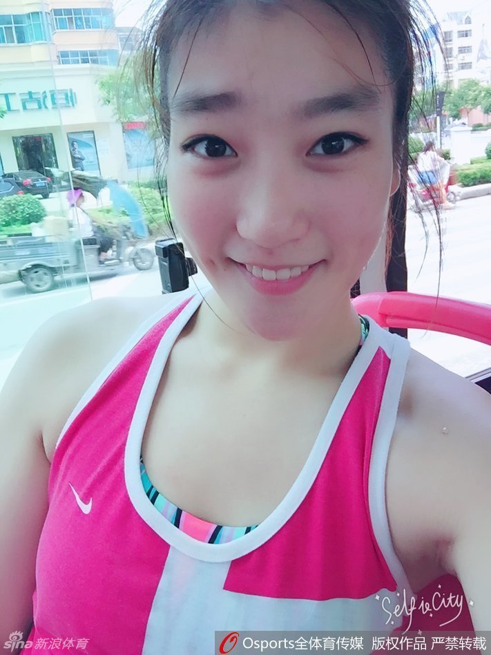 在一片绿意盎然的背景中，李梦张开双臂，闭上眼睛深吸一口气，脸上洋溢着放松而满足的治愈系微笑。