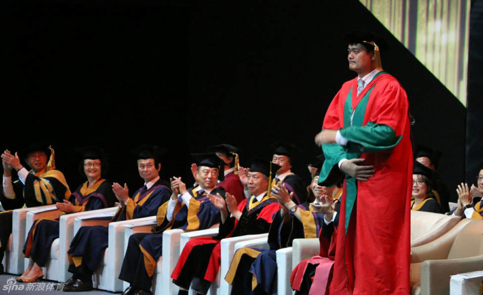 在庄重的典礼现场，李嘉诚先生与姚明并肩而坐，身高相差悬殊的两人形成了极具视觉冲击力的'最萌身高差'，但这并不妨碍他们专注地聆听台上的发言，共同见证学子们的荣耀时刻。