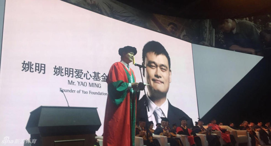 姚明在发言台上脱稿演讲，他幽默地自称'本科在读生'，并用自己的篮球生涯为例，向台下的学弟学妹们讲述如何通过清晰的目标和积极的挫折应对态度，去迎接人生的下一个赛场。