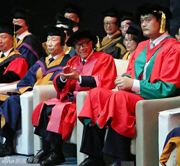 合影环节结束后，李嘉诚先生兴致勃勃地与姚明单独交谈，姚明双手放在身前，身体微微前倾，以'认真聆听'的姿态与这位商界传奇对话，两人畅谈交流的画面显得格外融洽与珍贵。