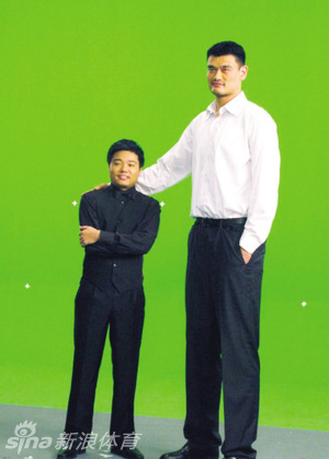 马云、施瓦辛格、潘石屹三人并肩而站，马云手势生动，施瓦辛格健硕，潘石屹大拇指点赞，气氛轻松愉快。