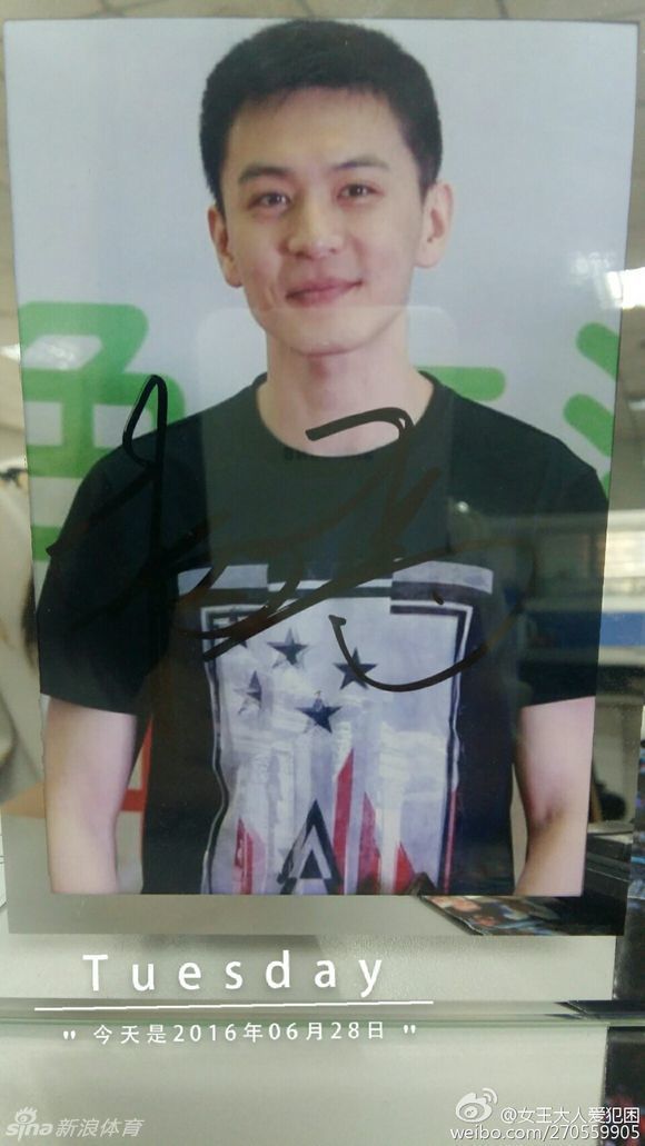 活动现场，杨鸣手持鲜花，脸上洋溢着喜悦与感激之情，正在接受学生代表献上的鲜花和真挚的祝福。