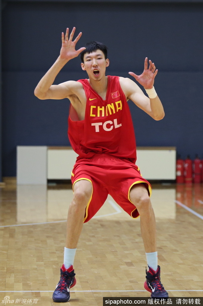 周琦脸上洋溢着轻松的笑容，似乎对即将到来的挑战充满信心，高原的阳光也为之灿烂