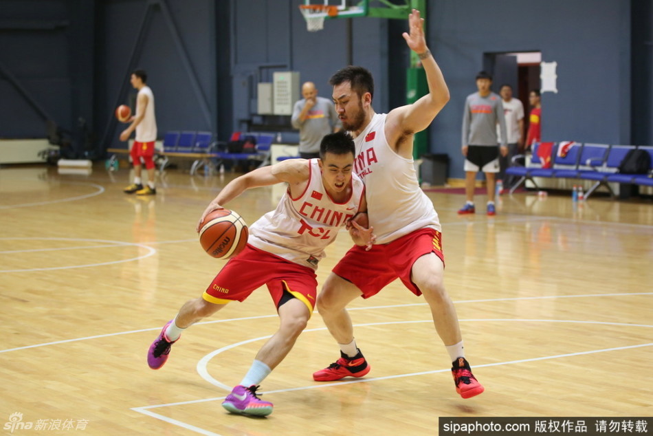 王哲林在篮下硬扛李慕豪，肌肉碰撞的声音仿佛穿透画面，展现出内线球员的刚猛与坚决