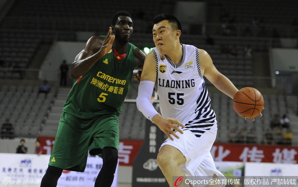 刘志轩果断突破撕裂喀麦隆外线防守，勇挑内线上演骑马射箭