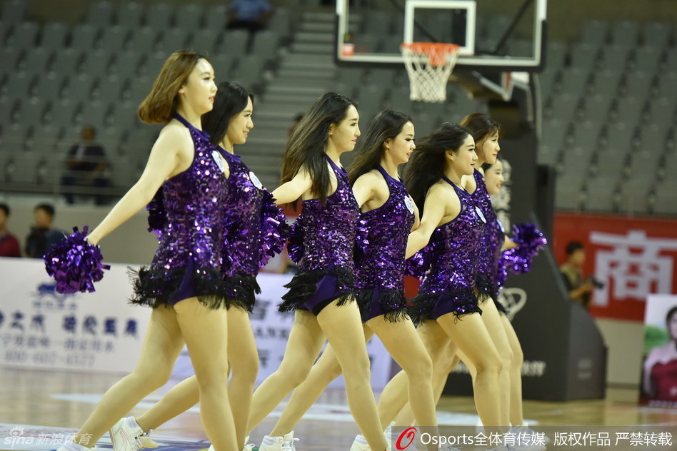 篮球宝贝们以一身亮眼的时尚装扮华丽登场，飘逸的长发在聚光灯下闪闪发光，瞬间点燃全场期待