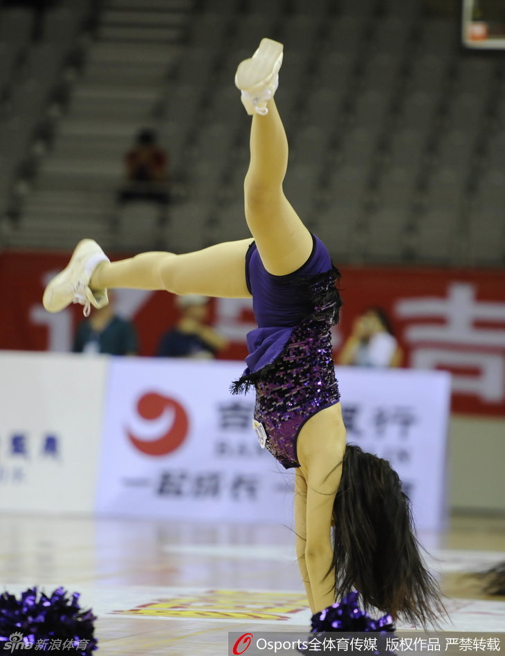 面对强大的对手，篮球宝贝们卖力舞动，用充满力量的助威声为辽宁衡润队注入强劲动力