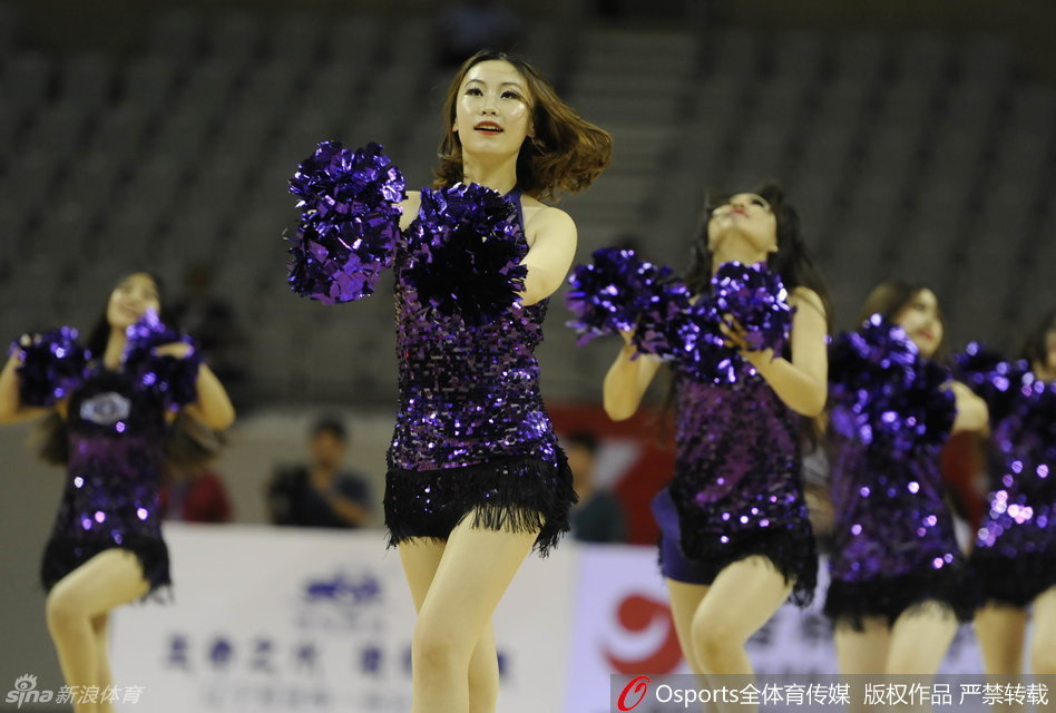 聚光灯下，姑娘们奋力扭动身躯，每一个动作都精准有力，展现出青春特有的蓬勃朝气