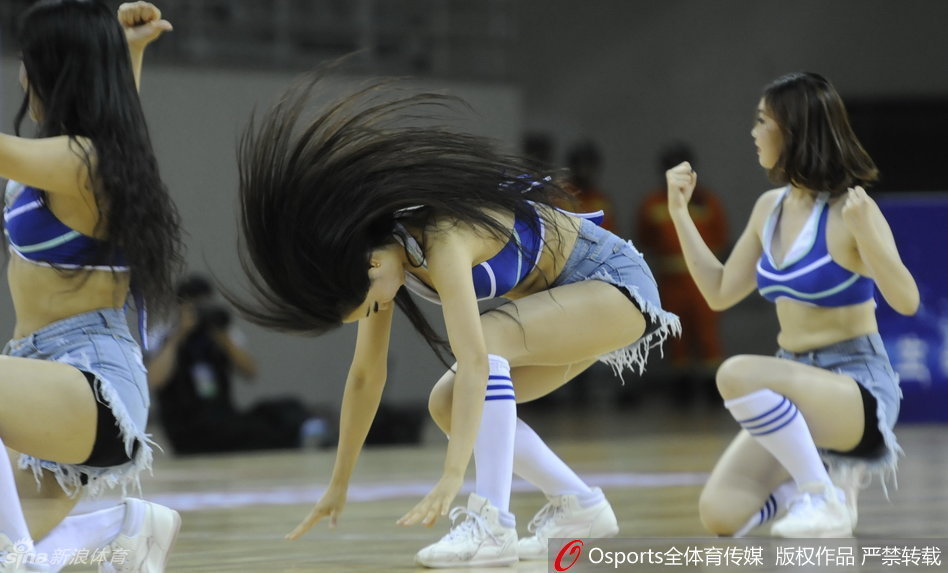 啦啦队队长高举双拳，以极具感染力的肢体语言调动全场观众的情绪，欢呼声此起彼伏