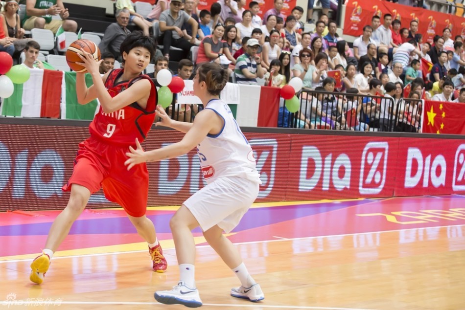 底角位置，中国队员与意大利防守者形成一对一单打之势，全场目光聚焦于此决定胜负的瞬间