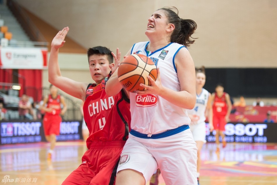 中国队员张开双臂重心下沉，用身体躯干死死顶住意大利进攻球员，展现出全力以赴的防守姿态