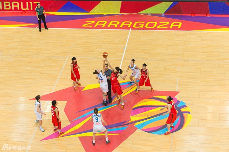 中场跳球瞬间，韩旭与意大利中锋同时起跳，手臂在空中伸展，争夺球权的激烈对抗一览无余