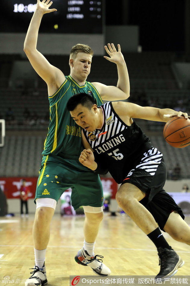 功夫熊猫韩德君在澳大利亚多人围堵下，依然强硬转身完成篮下强攻，肌肉碰撞声仿佛穿透赛场。