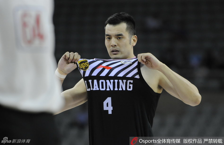 郭士强指导双手环抱于胸前，目光严峻地注视着场内，弟子们每一次倒地拼抢都牵动着他的神经。