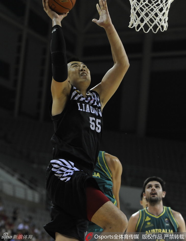 比赛结束的瞬间，韩德君满脸失落，汗水浸透的球衣映衬着他不甘的眼神，这场恶战他已倾尽所有。